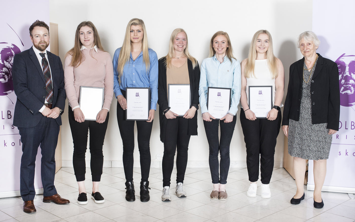 Winners of the Holberg Prize School Project 2017 together with the Minister of Education and Research Thorbjørn Røe Isaksen. Photo: Thor Brødreskift. 